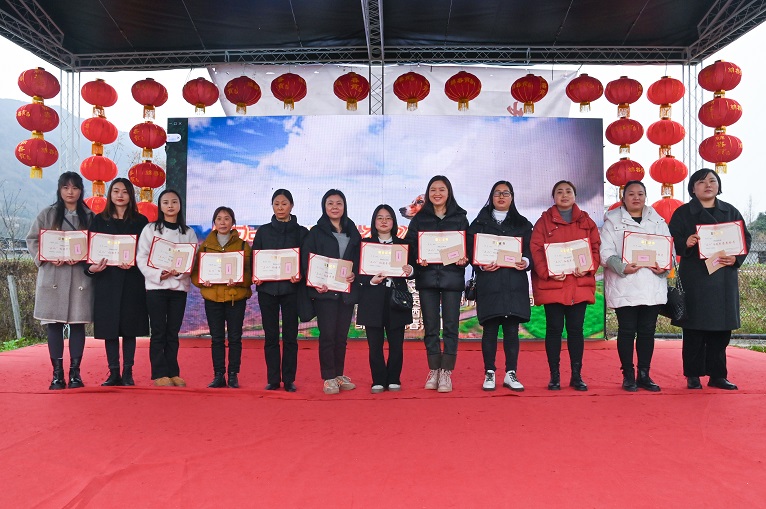 仟坤集團(tuán)內(nèi)開展“三.八”紅旗手表彰暨春季賞花活動