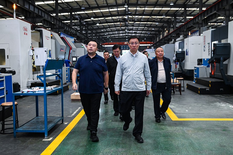 德陽市委副書記、市長黃朝陽蒞臨仟坤集團調研指導